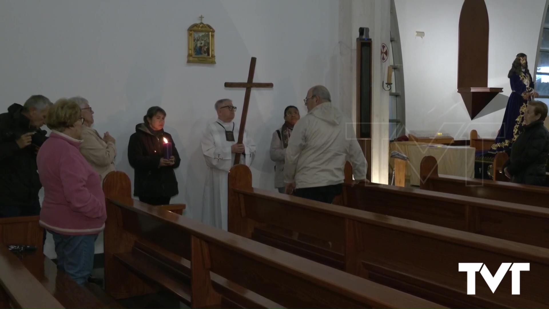 Imagen de Un vía Crucis en el interior del templo ante las inclemencias meteorológicas