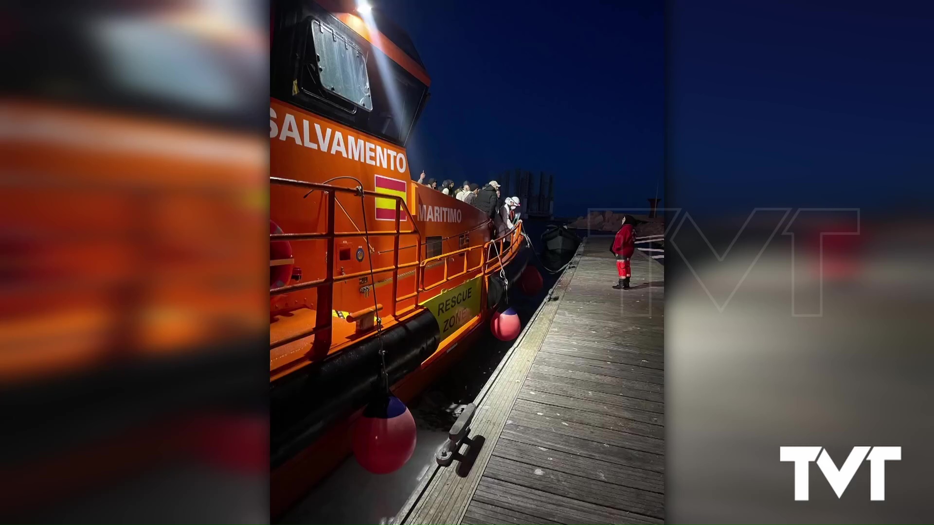 Imagen de Rescatadas 14 personas, dos de ellas menores, que viajaban en patera a 15 millas de Torrevieja