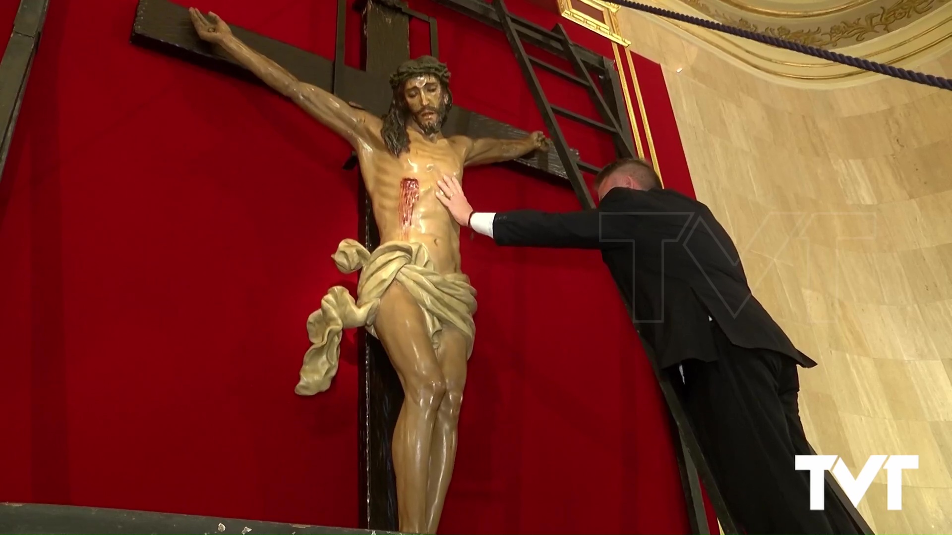 Imagen de Eduardo Aranda fue el encargado de subir al altar para proceder a la bajada del Cristo Crucificado