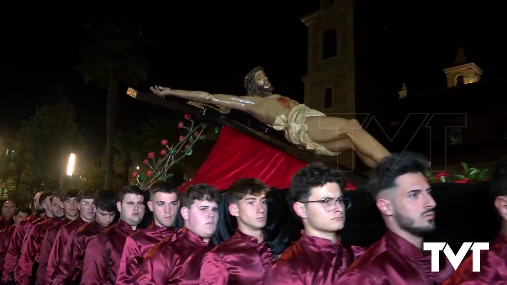 Imagen de Sobrecogedor y emotivo Vía Crucis con la imagen del Cristo crucificado camino al Calvario