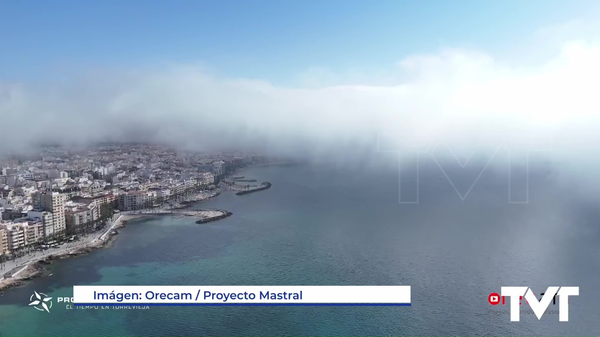 Imagen de Una impresionante niebla cubre todo el litoral torrevejense