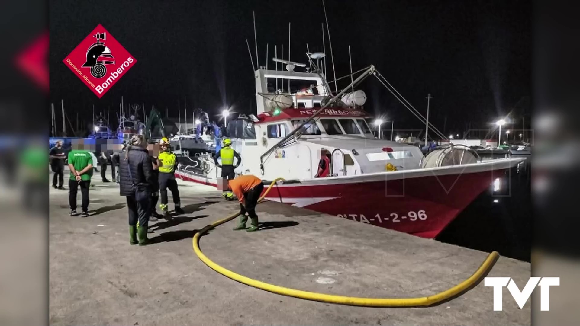 Imagen de Los bomberos evitan el hundimiento de un barco de pesca en Torrevieja 