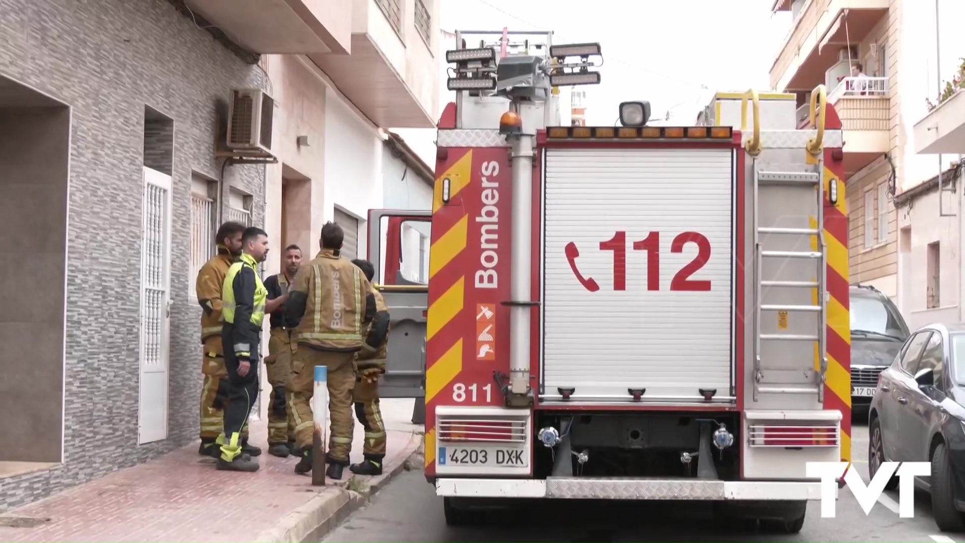 Imagen de Los bomberos de Torrevieja sofocan un incendio originado en el interior de un garage  