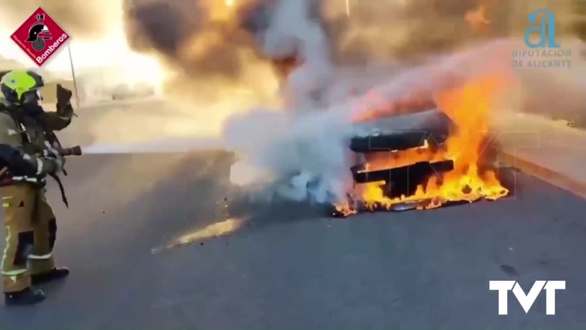 Imagen de Arde un vehículo en plena vía pública y la rápida intervención de los bomberos evitó que el fuego se propagara a la zona de vegetación aledaña 