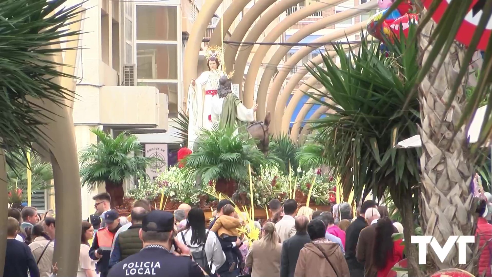 Imagen de Las calles de Torrevieja se llenan de Semana Santa con la procesión del Domingo de Ramos