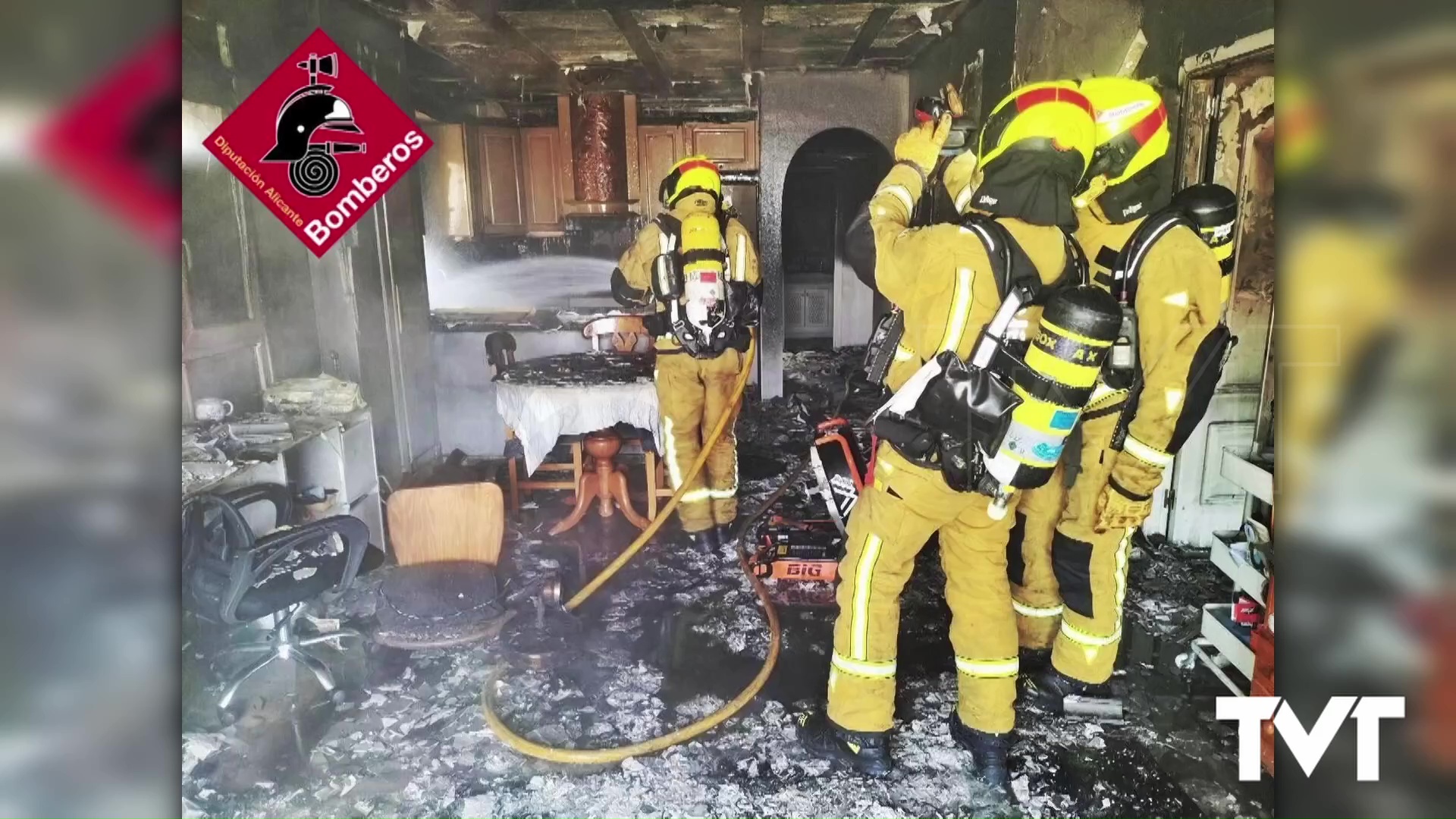 Imagen de Bomberos de Torrevieja y Orihuela intervienen en el incendio de varias viviendas