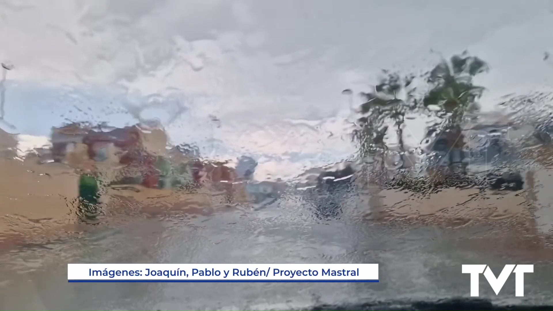 Imagen de La tormenta deja más de 12 litros/m² acumulados en una hora convirtiendo calles en ríos 
