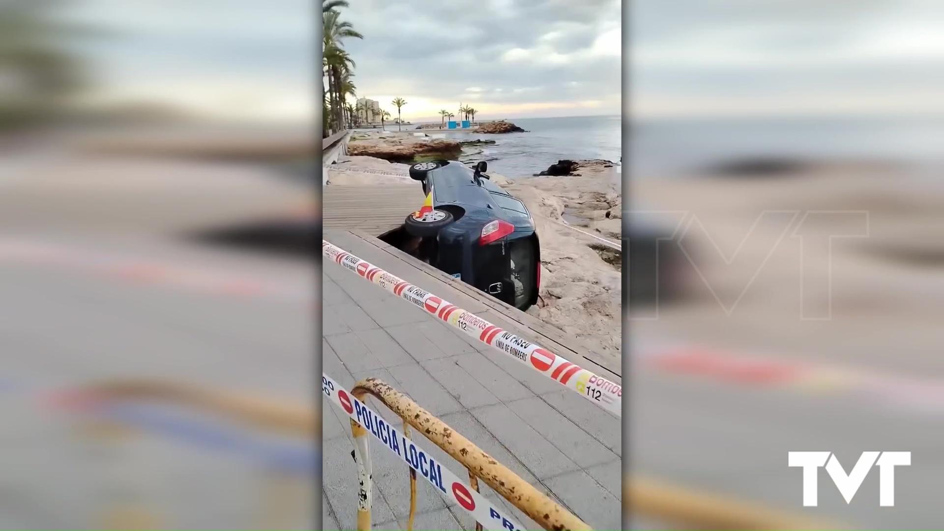 Imagen de Vuelca un vehículo en el Paseo Juan Aparicio teniendo que ser excarcelada la conductora de 79 años