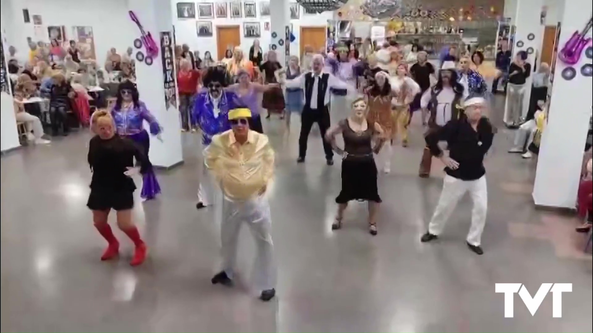Imagen de Gran fiesta de los 70 en el centro social polivalente de La Mata