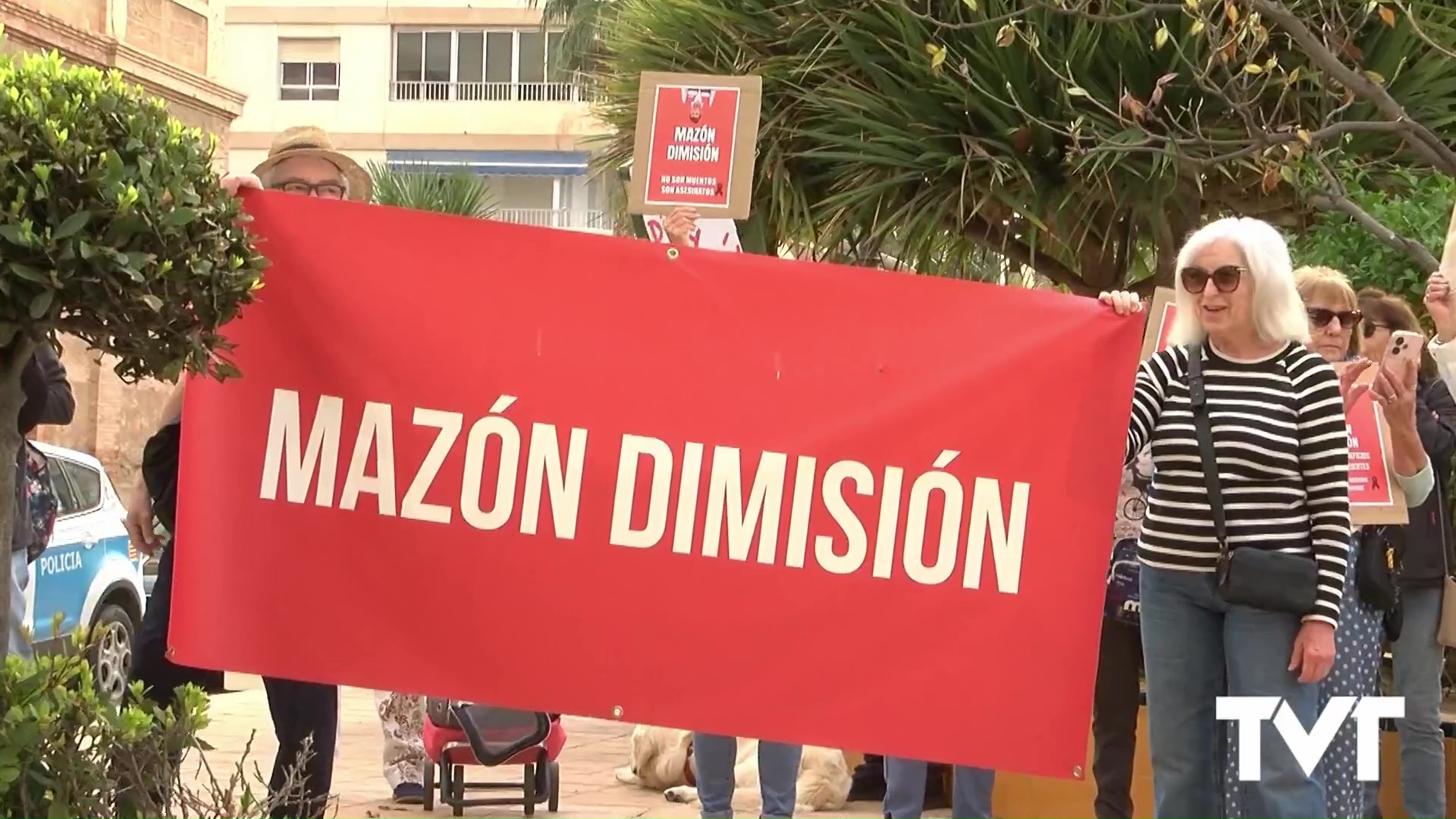 Imagen de Un grupo de ciudadanos recibe a Mazón en Torrevieja al grito de «Mazón dimisión»