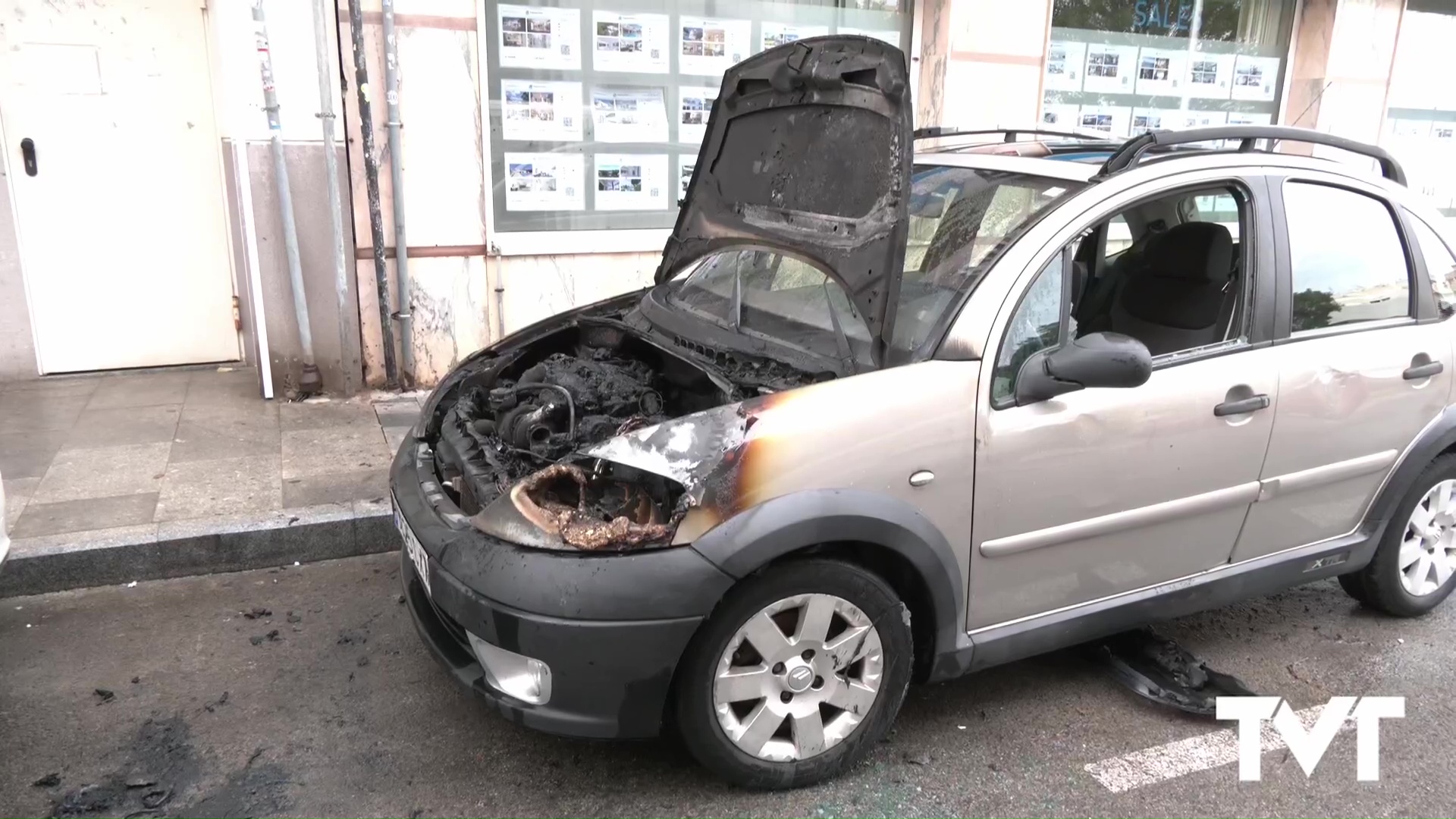 Imagen de La rápida actuación de los bomberos de Torrevieja evitan que un incendio en el motor de un vehículo se extienda al resto del mismo