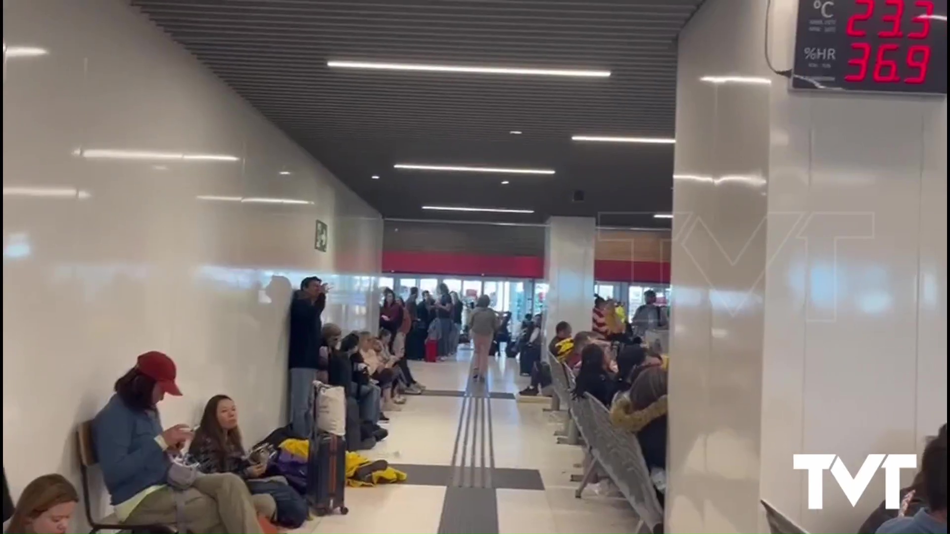 Imagen de El apagón deja a numerosos torrevejenses sin tren de vuelta a casa