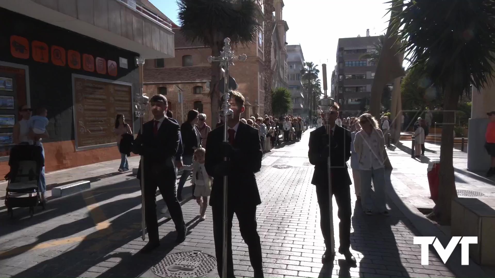 Imagen de Tres enfermos reciben la comunión en la procesión de San Vicente Ferrer