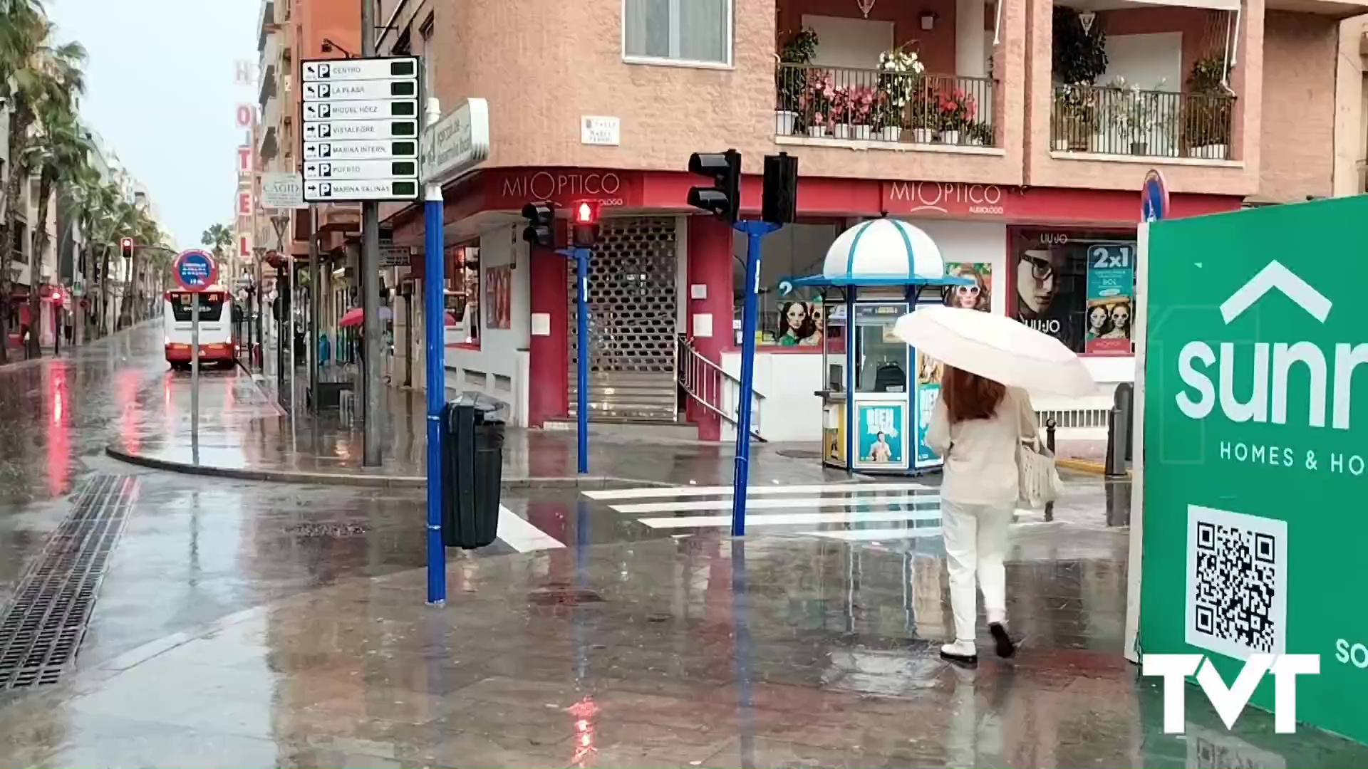 Imagen de Se esconde el sol en Torrevieja para dar paso a un paisaje de paraguas y chubasqueros