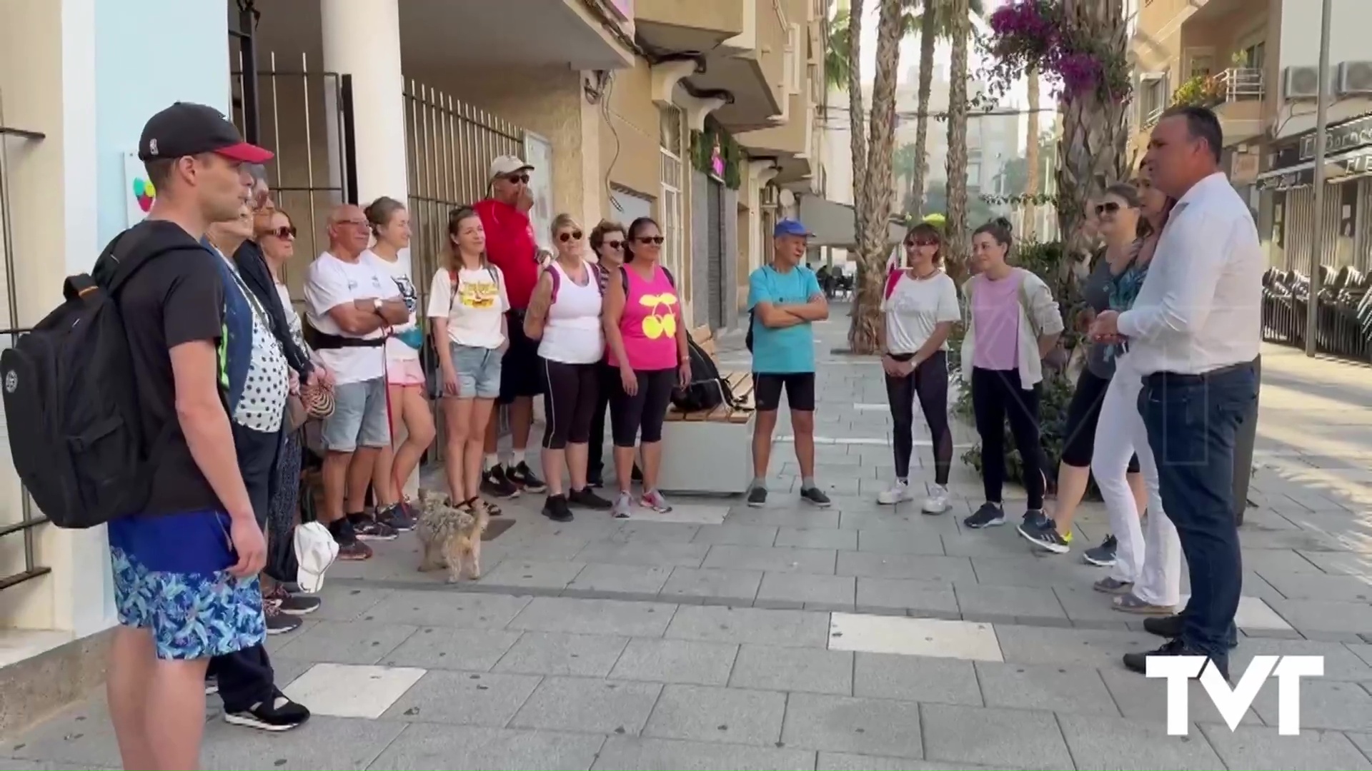 Imagen de Se inicia «Torrevieja Camina» con el primer recorrido saludable por el paseo Juan Aparicio