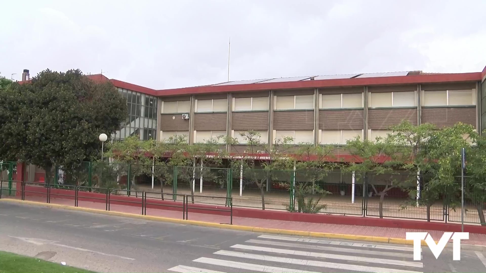Imagen de El AMPA del IES Las Lagunas lanza un mensaje de tranquilidad tras el accidente ocurrido esta semana tras caerle a una alumna un azulejo del gimnasio