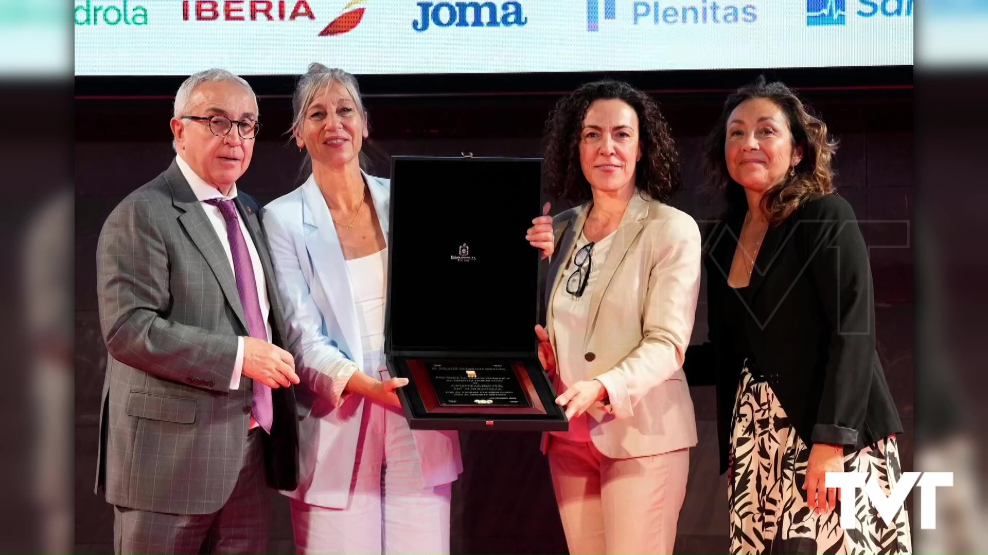 Imagen de El COE entrega sus distinciones a los baluartes del deporte español. El ayuntamiento de Torrevieja recibe la placa olímpica