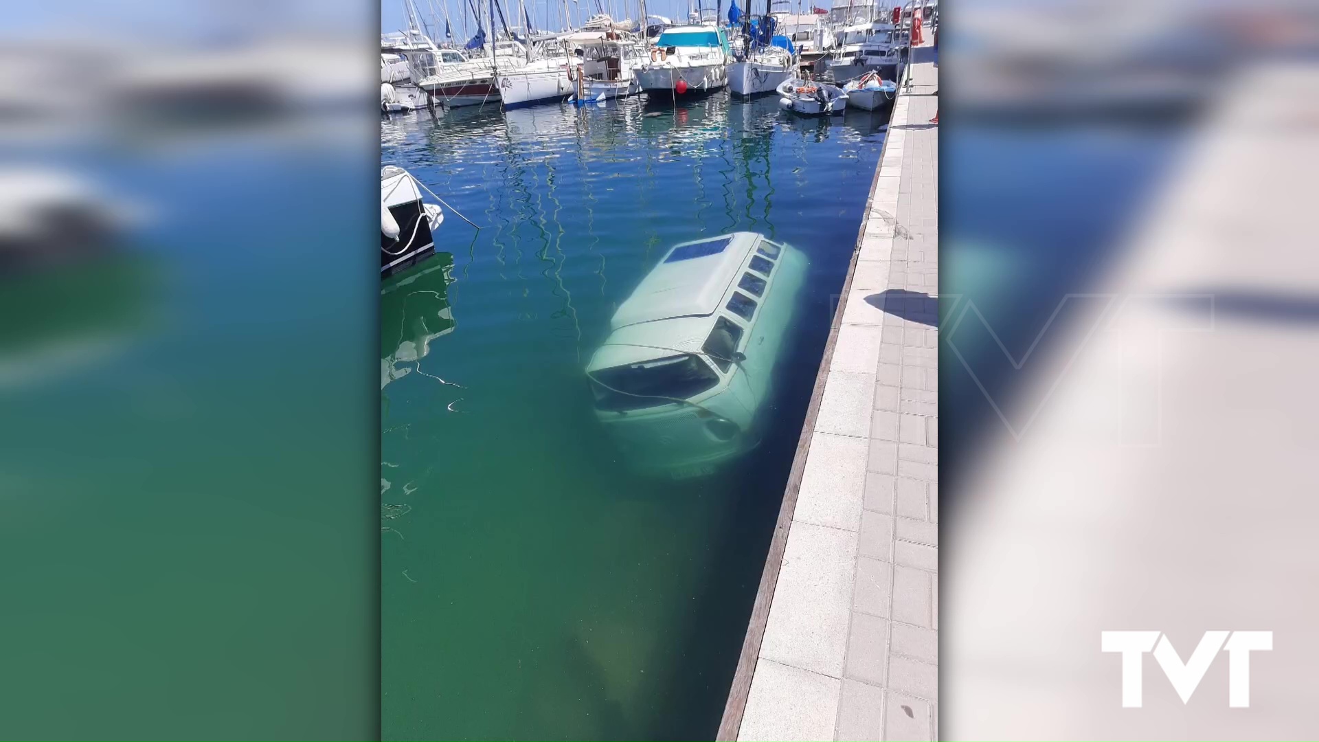Imagen de Un turista se despista y su furgoneta cae al agua en Marina Internacional