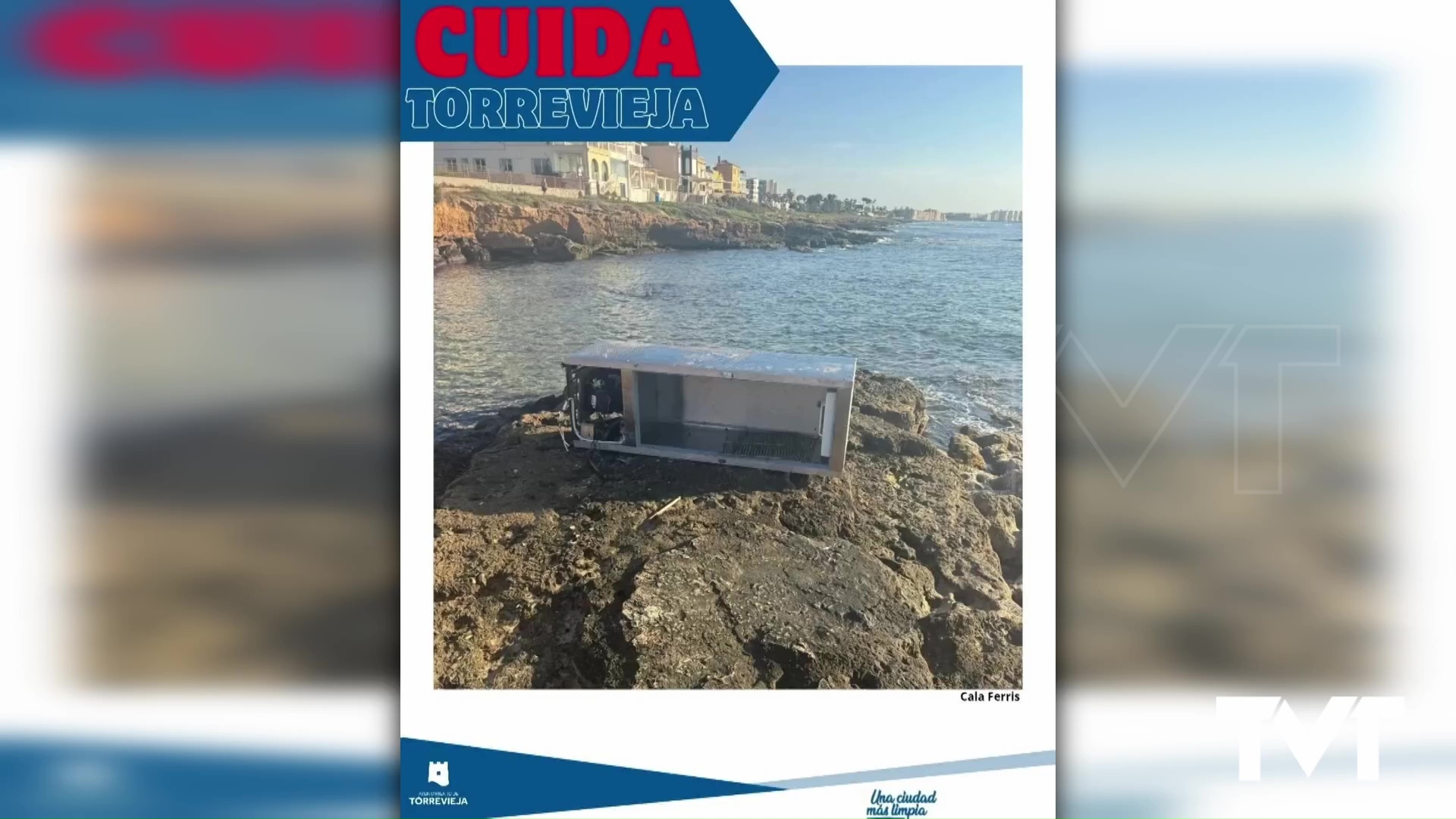 Imagen de Una nevera abandonada en las calas de Torrevieja