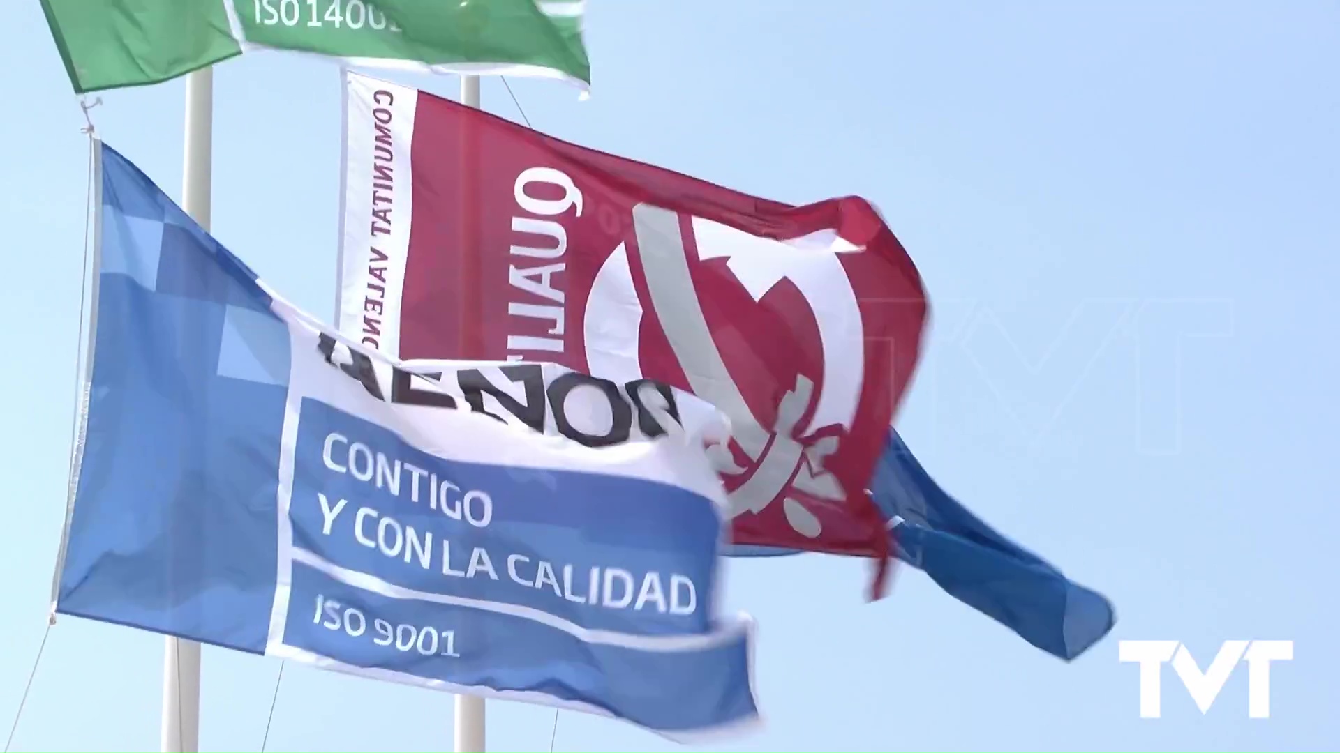 Imagen de Torrevieja recibe seis Banderas Qualitur que muestran la excelencia de sus playas