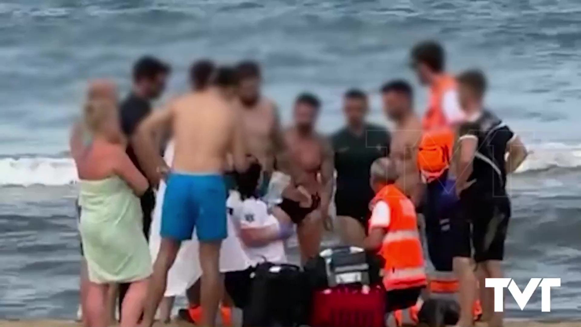 Imagen de La Guardia Civil rescata a un bañista en la playa de La Mata 