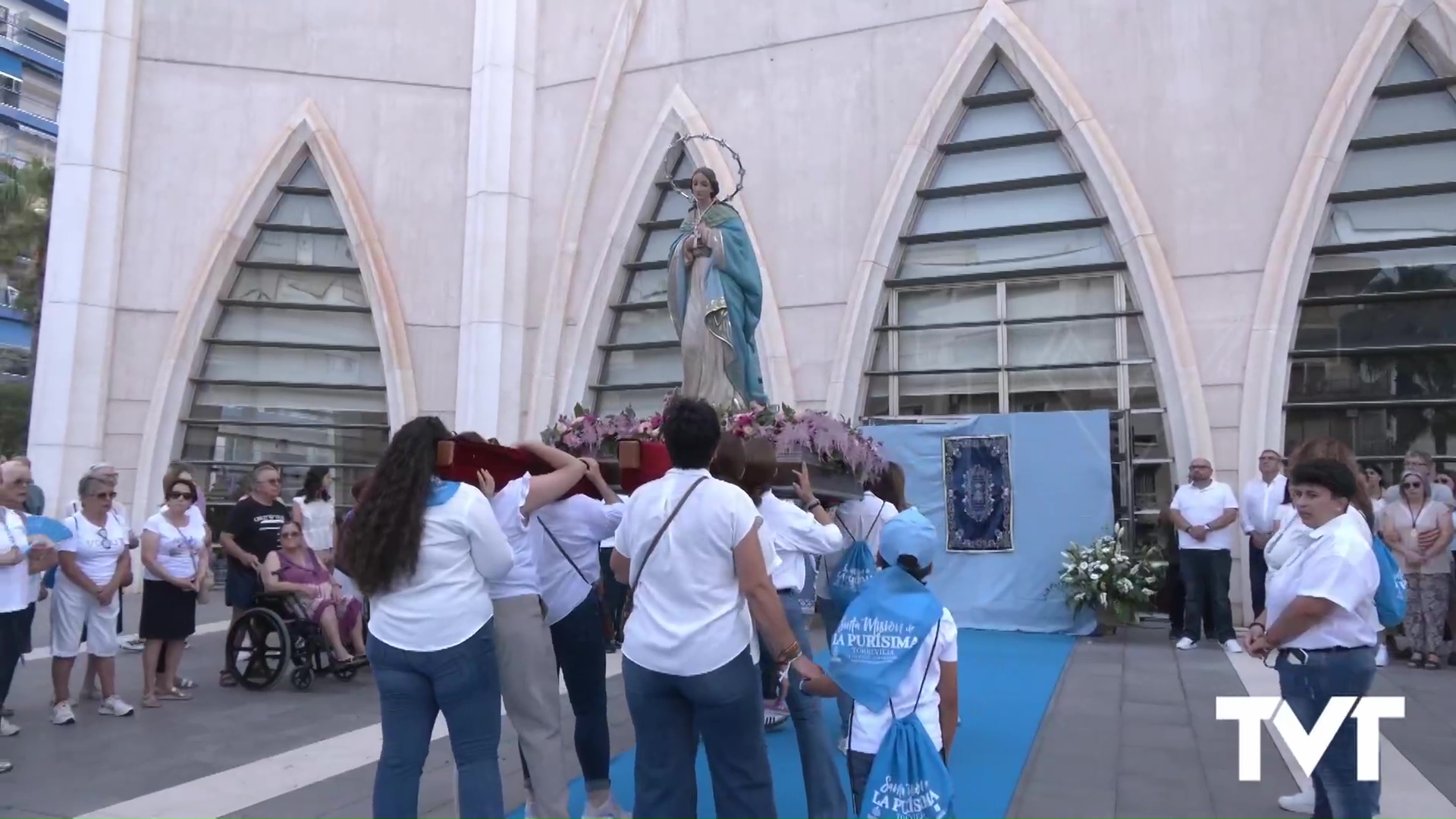 Imagen de Cientos de personas peregrinan junto a la Purísima por las calles de la ciudad durante la «Santa Misión» 