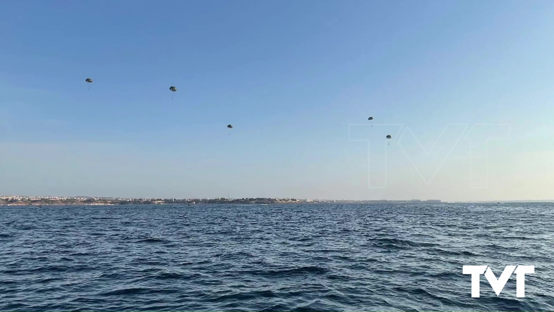 Imagen de Ejercicios de salto paracaidista del MOE en nuestras costas 