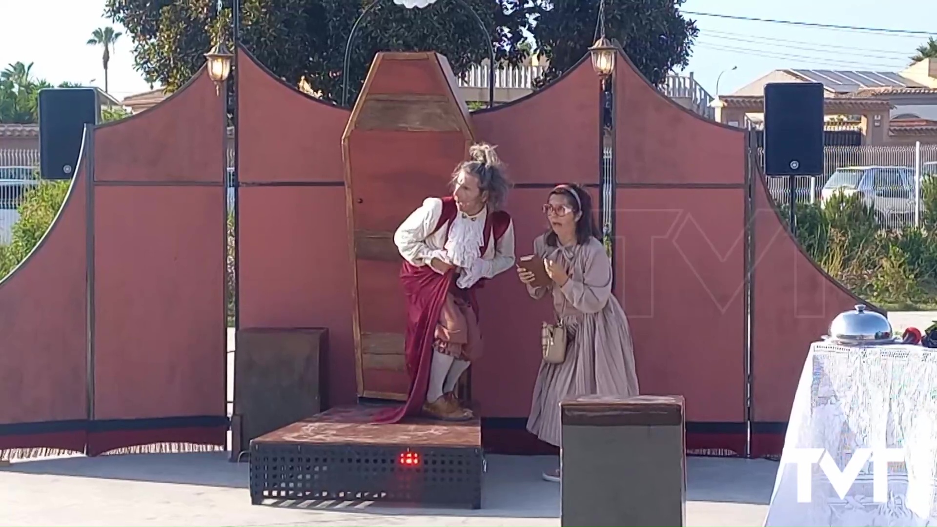 Imagen de El ciclo de teatro en la calle «Salpa Fuera»  estrenó el anfiteatro del parque La Siesta con el espectáculo «Bienvenido Nasferatu»
