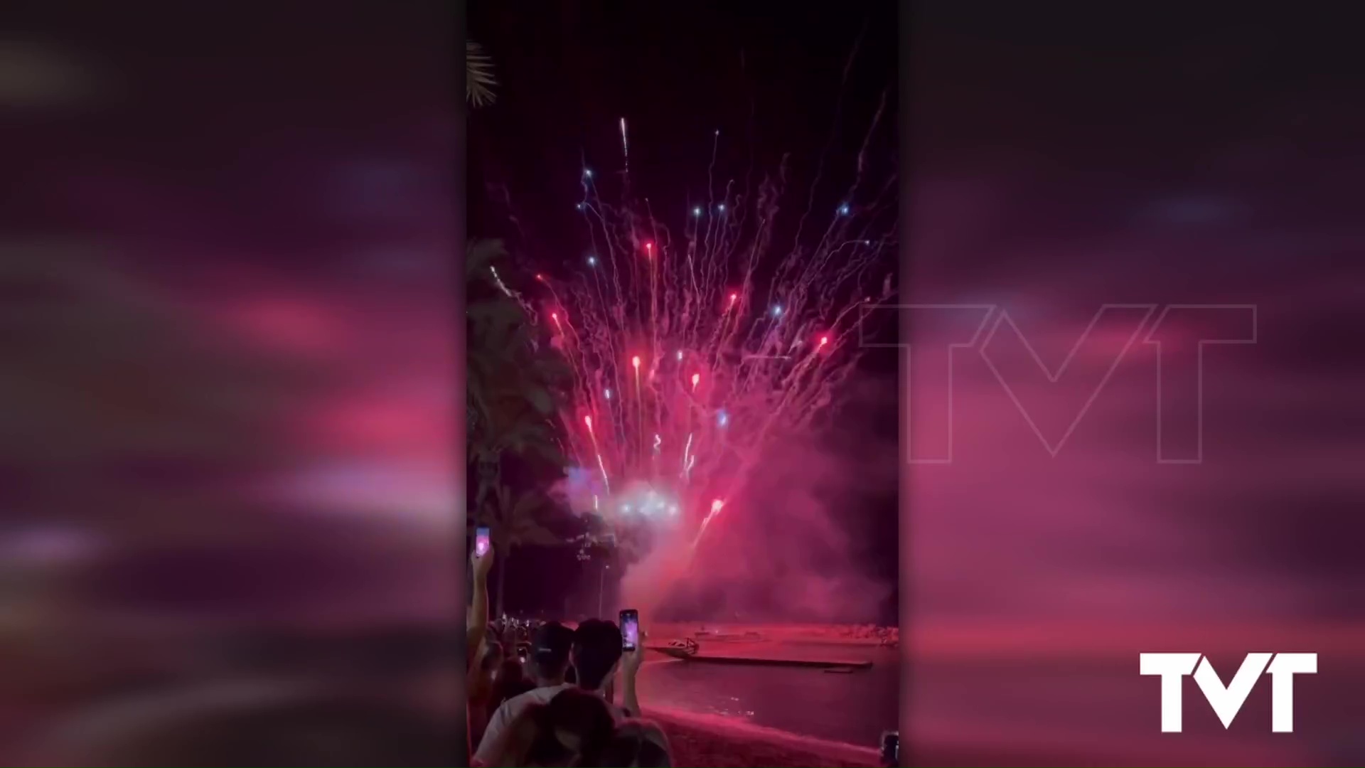 Imagen de La noche más mágica del año celebrada con un gran espectáculo piromusical y hogueras en las playas