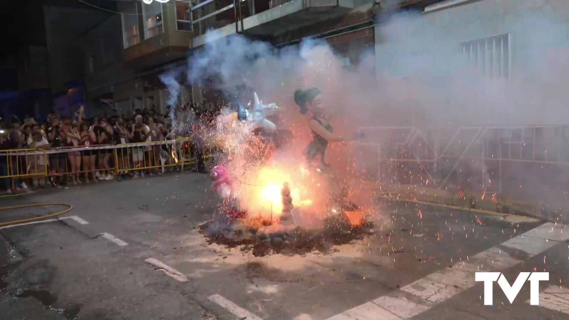 Imagen de La «cremà» pone el punto y final a las fiestas de la Hoguera Molinos del Calvario 