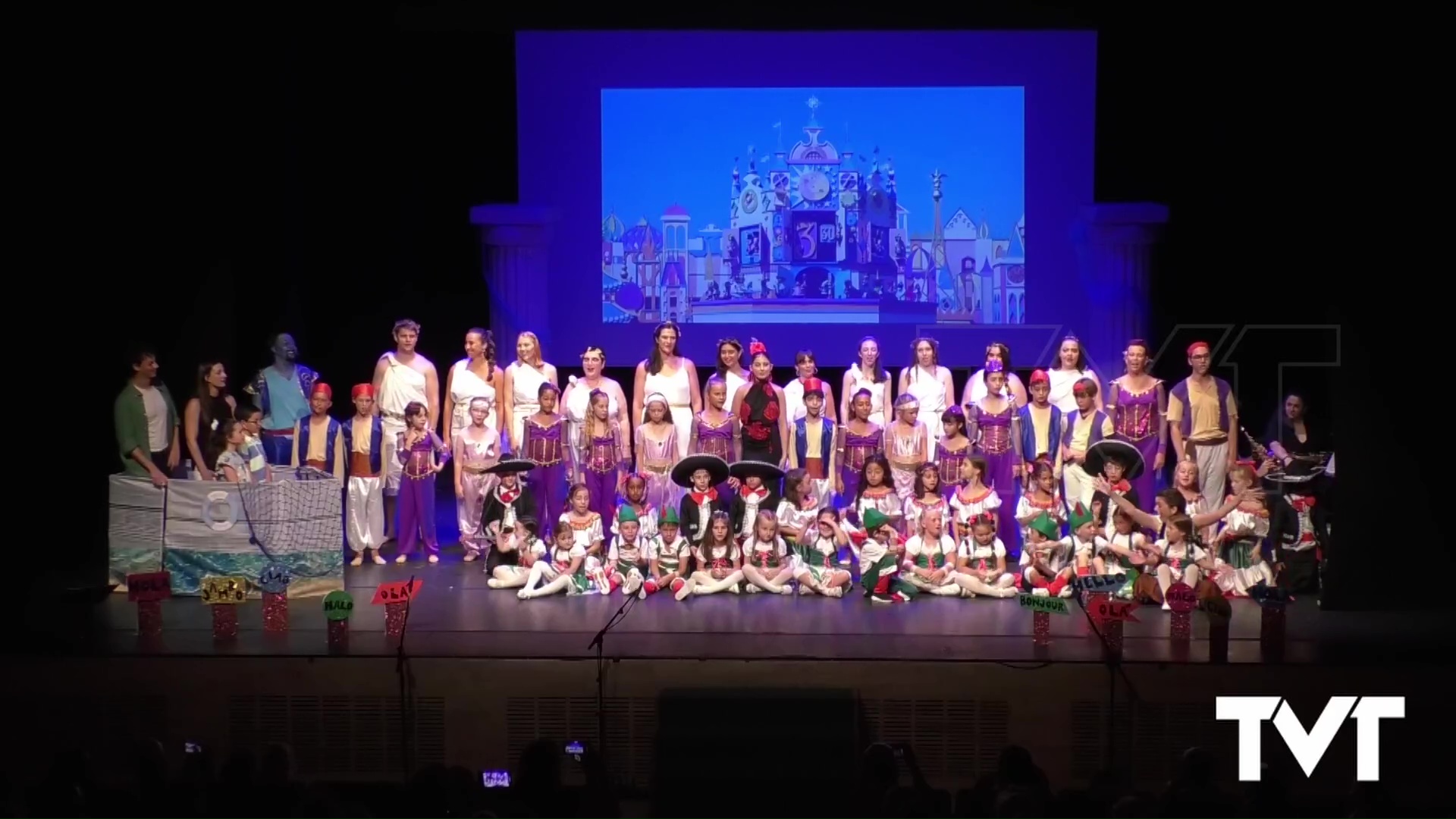 Imagen de La Escuela coral municipal brilló sobre el escenario del Centro cultural con su fin de curso «La Casa de Muñecas»