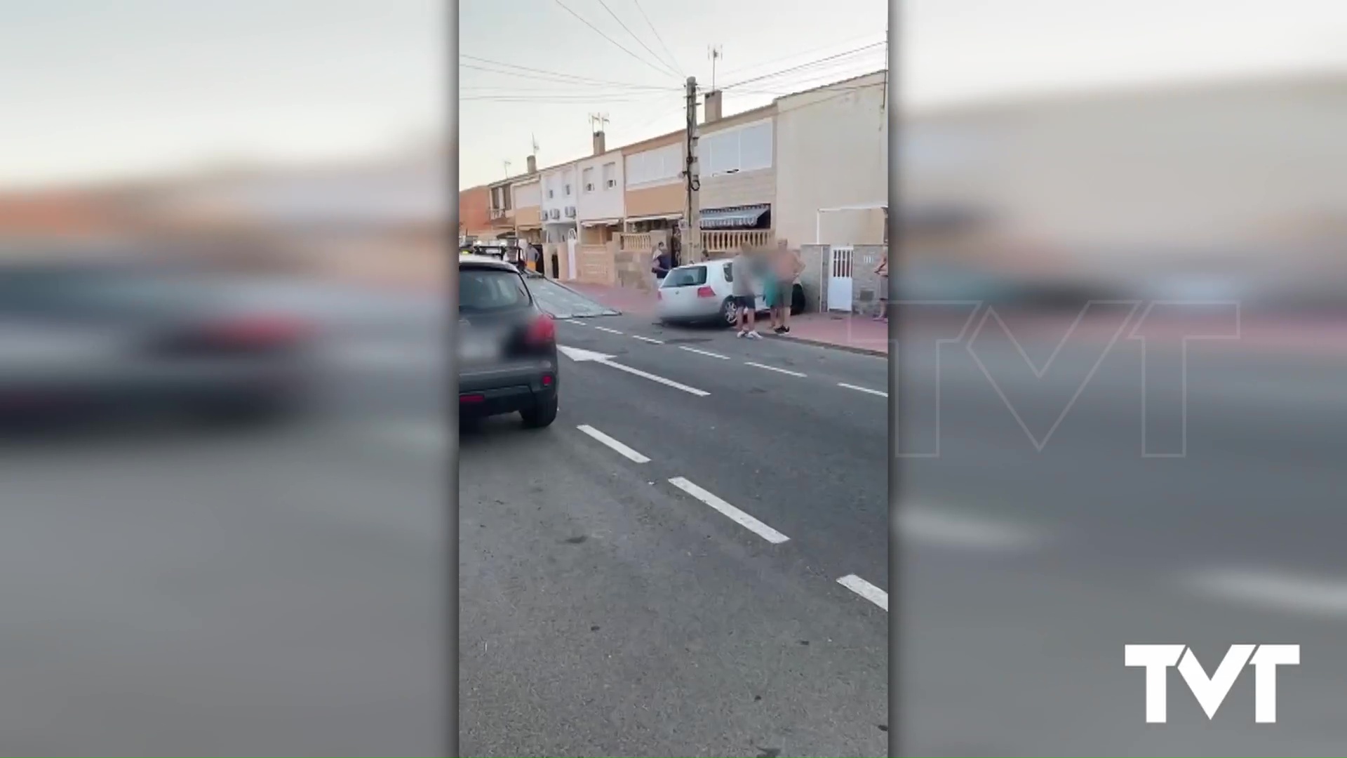 Imagen de Un vehículo acaba empotrado contra una vivienda en la calle Urbano Arregui