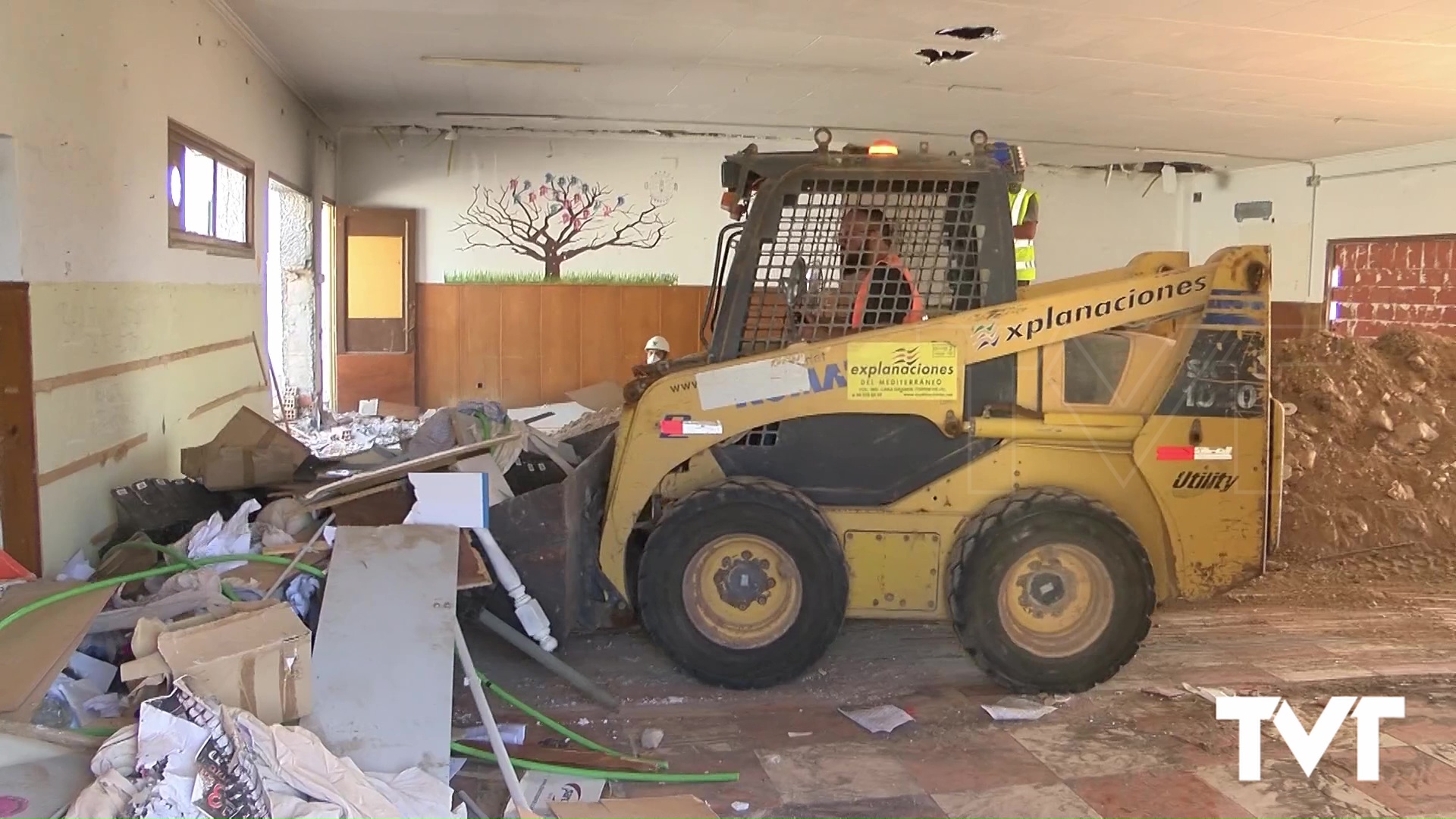 Imagen de Comienza el derribo del antiguo edificio del grupo de empresa de las Salinas 