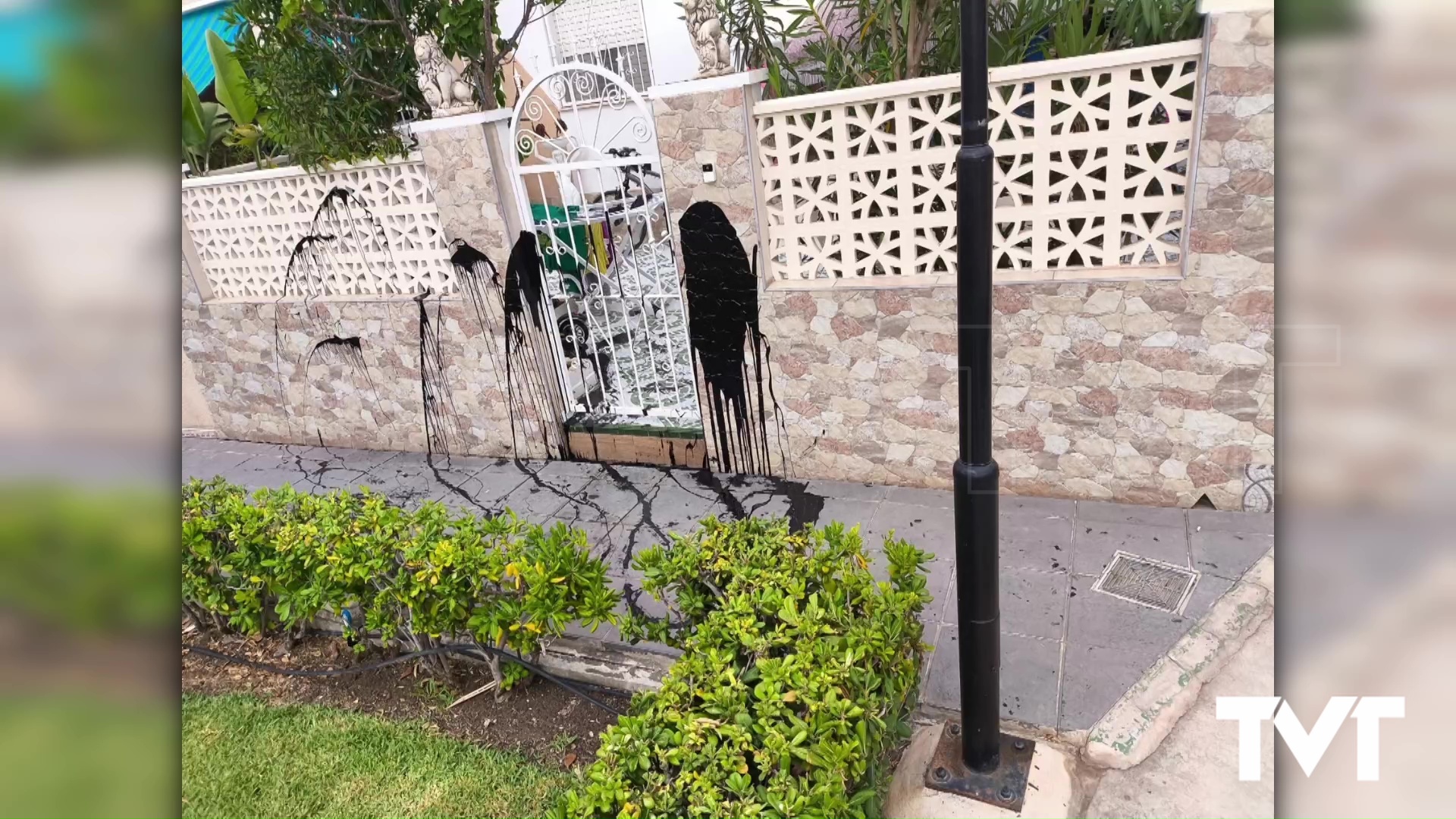 Imagen de Actos vandálicos en Lago Jardín: rayan y pinchan ruedas de vehículos y tiran pintura sobre portal de una casa 