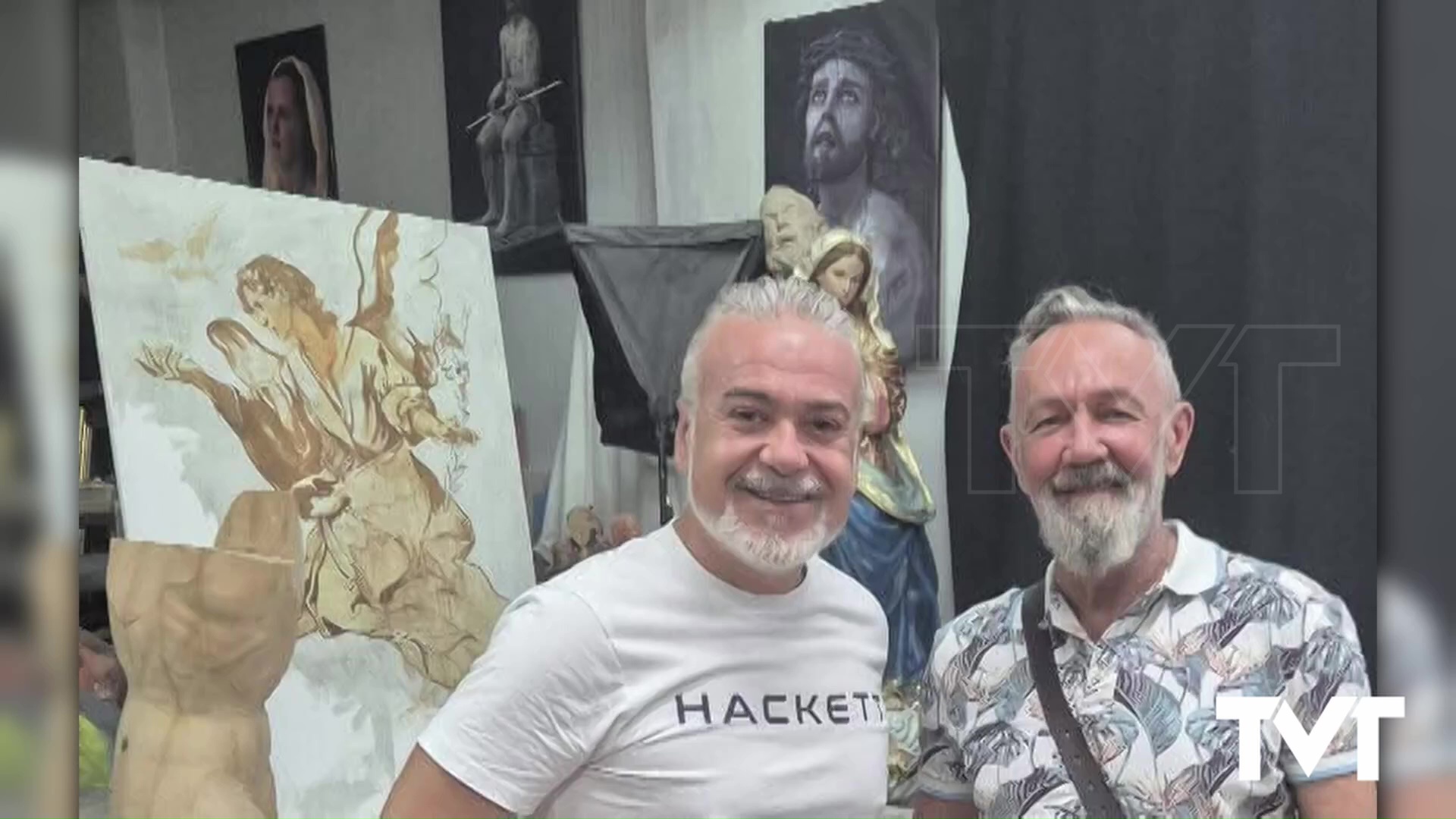 Imagen de El artista torrevejense Víctor García recibe la visita en su taller del cantante Rafa Sánchez