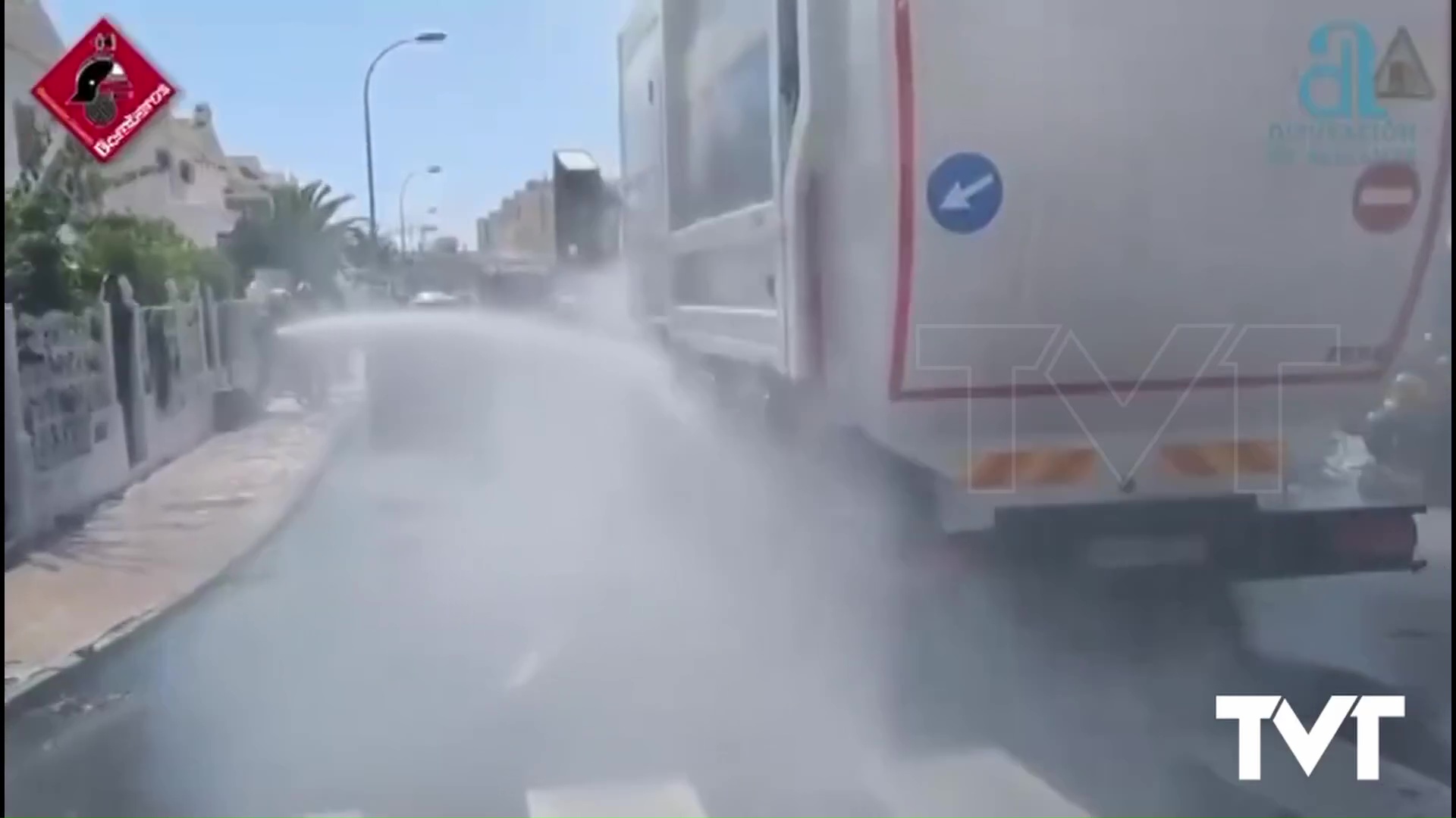 Imagen de Los bomberos intervienen en un incendio en un camión de basura propulsado por gas natural 