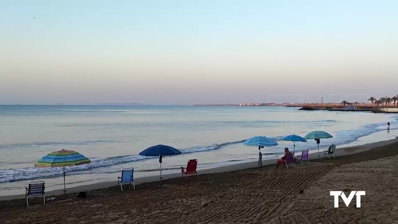 Imagen de La primera sombrilla del 5 de agosto en la playa del Cura ha sido colocada a las 5h 31m