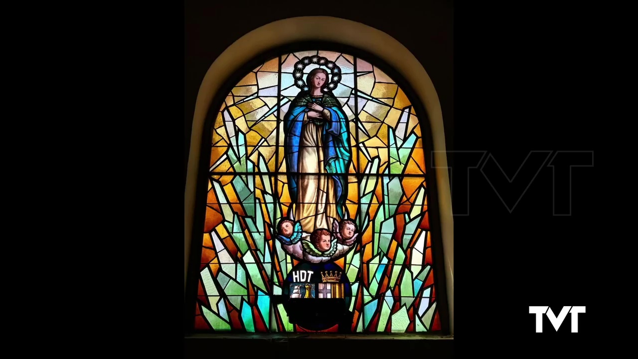 Imagen de Los «Hijos de la Inmaculada» reparan la vidriera de La Purísima en la fachada del Templo Arciprestal