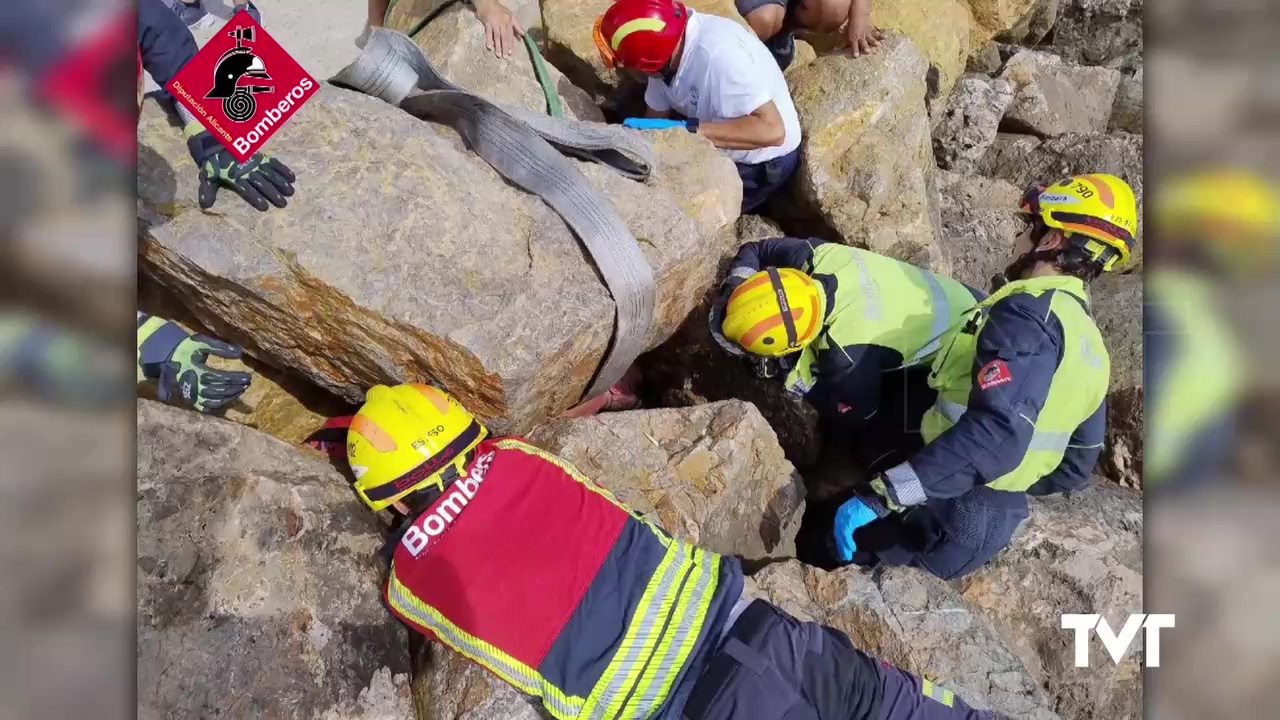 Imagen de Un hombre cae y queda atrapado entre la zona de rocas de las piscinas naturales del Paseo Juan Aparicio. Los bomberos han tenido que sacarlo con maquinaria pesada levantando las pesadas rocas