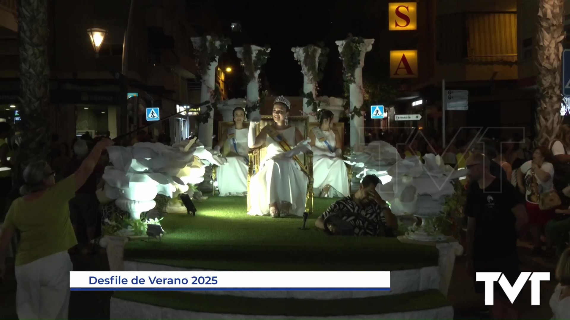 Imagen de El desfile de verano llena de color y público las calles de Torrevieja