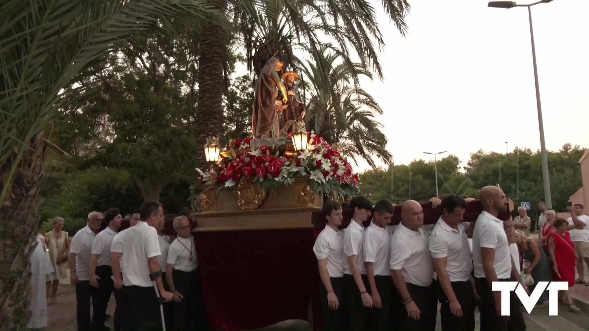 Imagen de La procesión de San Roque y Santa Ana recorre las calles del barrio en el día grande de las fiestas