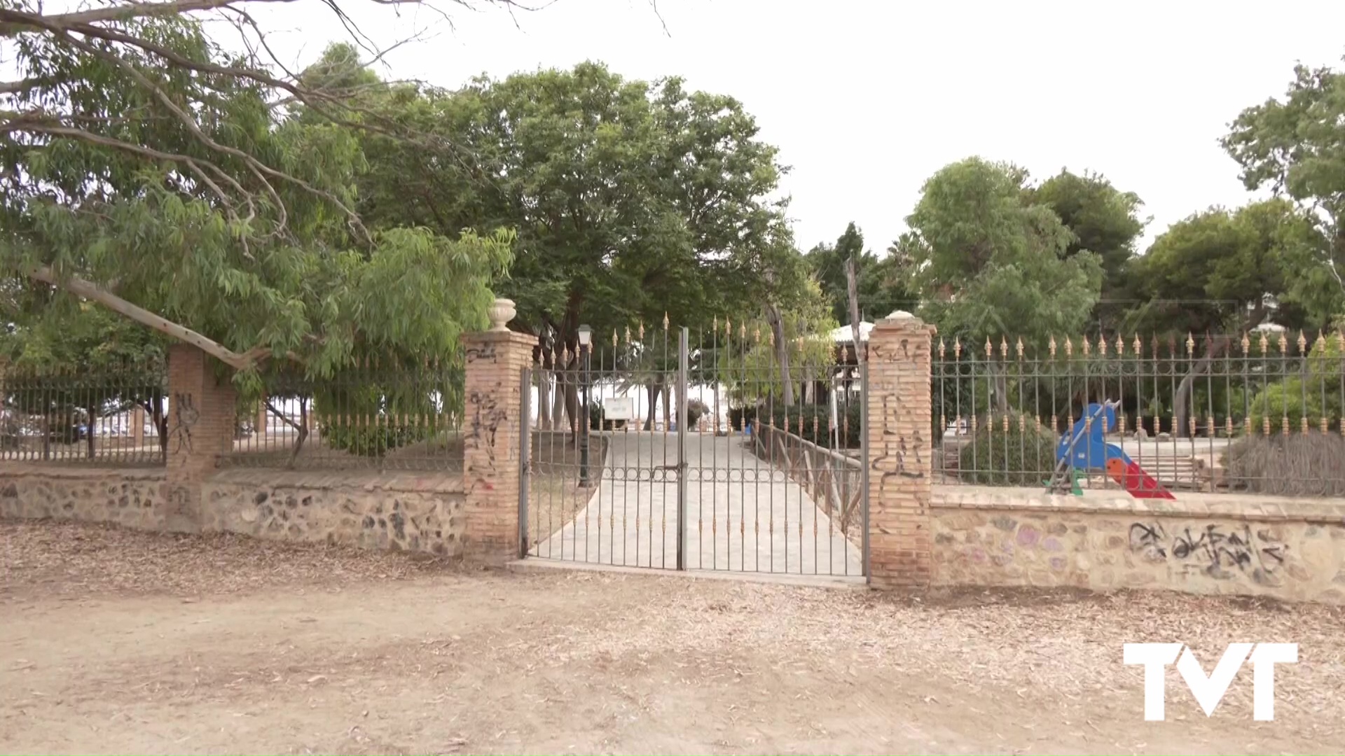 Imagen de Los centros educativos y parques de Torrevieja cierran sus puertas ante la alerta naranja por fuertes lluvias
