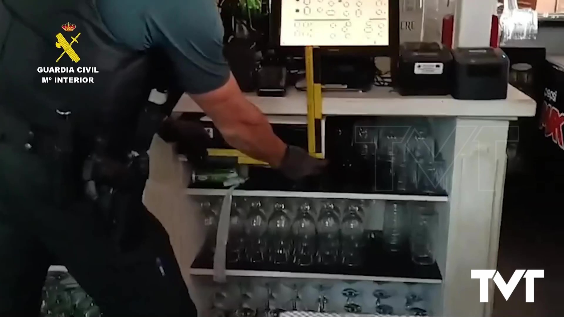 Imagen de La Guardia Civil detiene a un varón tras ser sorprendido robando en un pub de Torrevieja