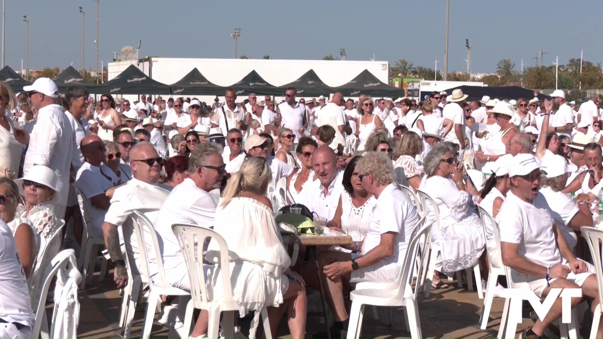 Imagen de La «Fiesta Blanca» reúne a cientos de personas en el Parque Antonio Soria