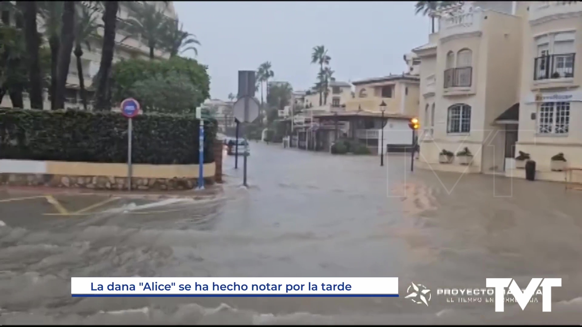 Imagen de  «Alice» genera problemas en el tráfico y deja calles inundadas a su paso por Torrevieja