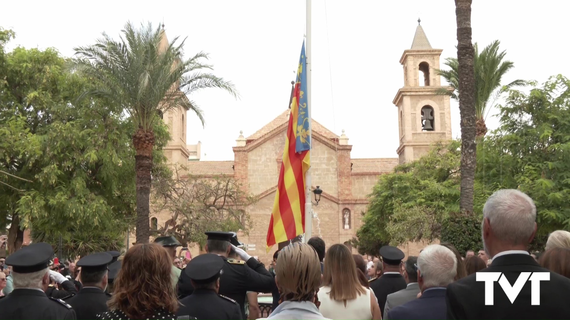 Imagen de Torrevieja celebra el Día de la Comunidad Valenciana sorteando las lluvias