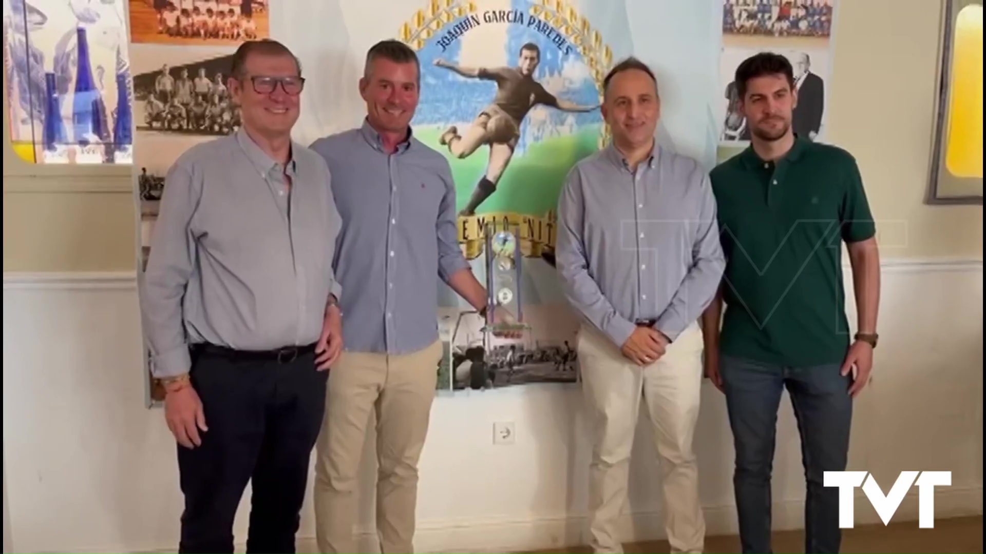 Imagen de El Torrevieja Club Fútbol sala recibe el Premio «Nito» de la peña madridista
