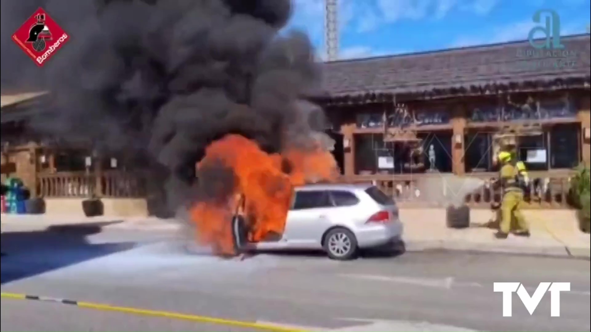 Imagen de Bomberos de Torrevieja sofocan el incendio en un vehículo en Orihuela Costa