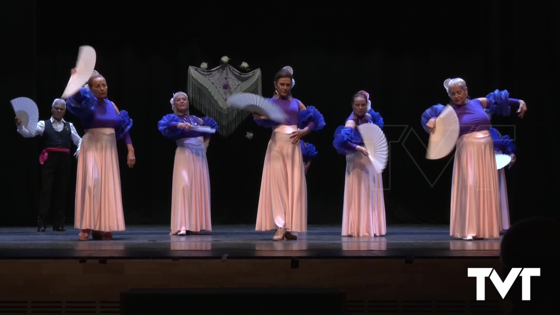 Imagen de La esencia del sur sobre el escenario del Centro cultural con Amanecer Rociero