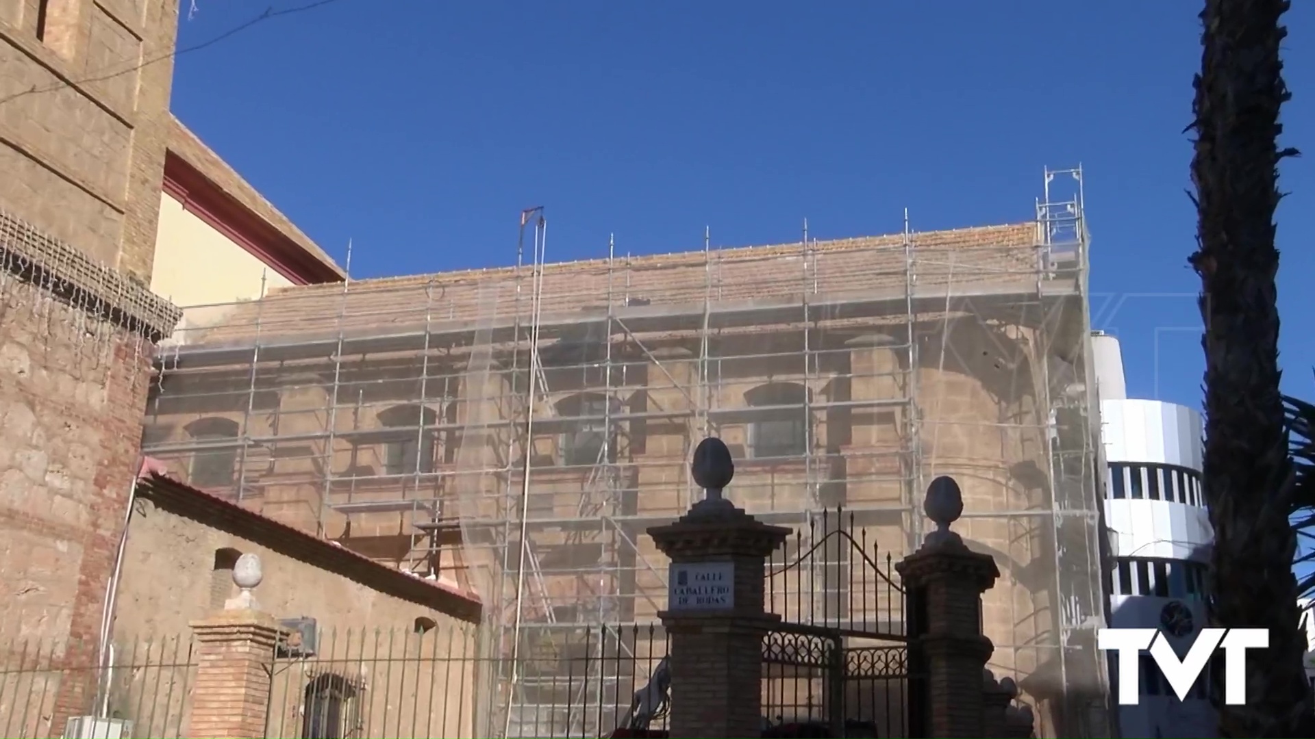 Imagen de Avanzan, con paso lento, las obras de restauración de los tejados laterales de la parroquia de la Inmaculada